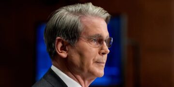 وزير الخزانة الأمريكي: الصين وراء التقلبات الحادة في أسواق الذهب الأخيرة