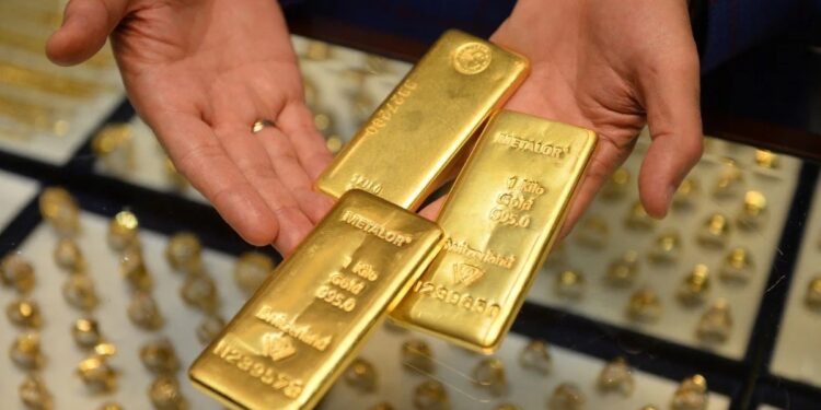 الذهب يرتفع مع تراجع النفط وجولدمان ساكس يتوقع 5400 دولار للأوقية 96 الذهب يرتفع مع تراجع النفط وجولدمان ساكس يتوقع 5400 دولار للأوقية