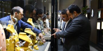 تراجع أسعار الذهب محليًا رغم ارتفاعه عالميًا مع تراجع الدولار وتزايد التفاؤل بانتهاء الحرب