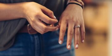 متهمة تنكر الاستيلاء على مجوهرات عُثر عليها في موقف سيارات بالشارقة 1 متهمة تنكر الاستيلاء على مجوهرات عُثر عليها في موقف سيارات بالشارقة