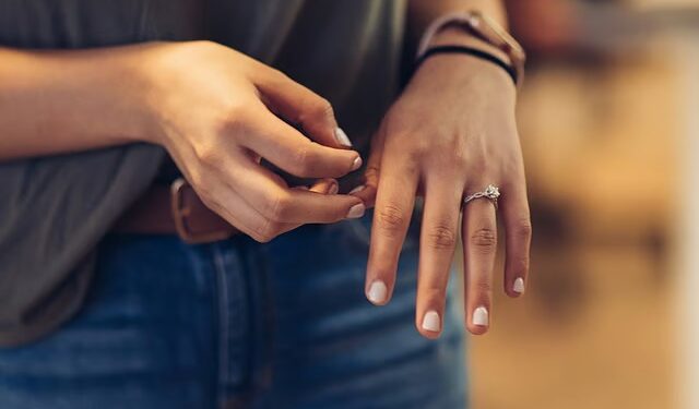 متهمة تنكر الاستيلاء على مجوهرات عُثر عليها في موقف سيارات بالشارقة 94 متهمة تنكر الاستيلاء على مجوهرات عُثر عليها في موقف سيارات بالشارقة