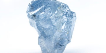 ماسة زرقاء ضخمة تساهم في زيادة مبيعات بترا ديموند